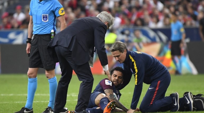 DaniAlvesLesion90518AFP.jpg