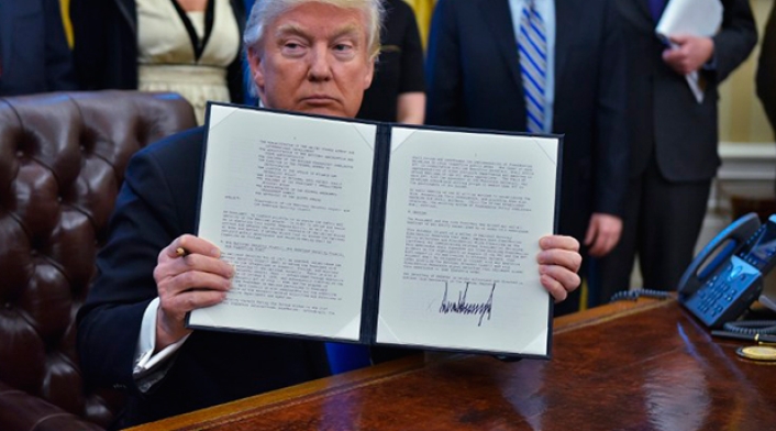DonaldTrumpfirmando.jpg