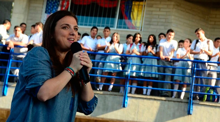 KarenAbudinencolprensa.jpg