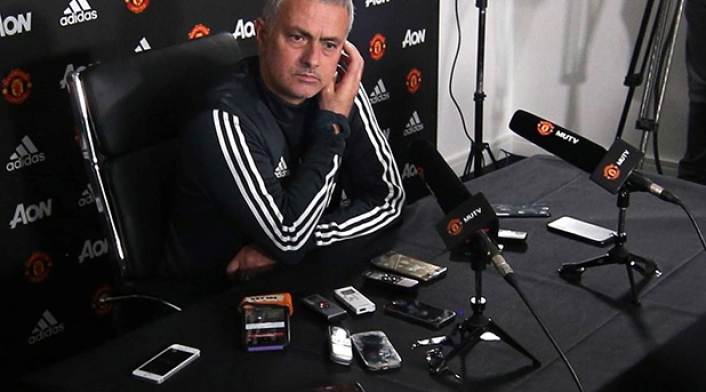 ManchesterUnitedMourinhoFotoOficial1.jpg