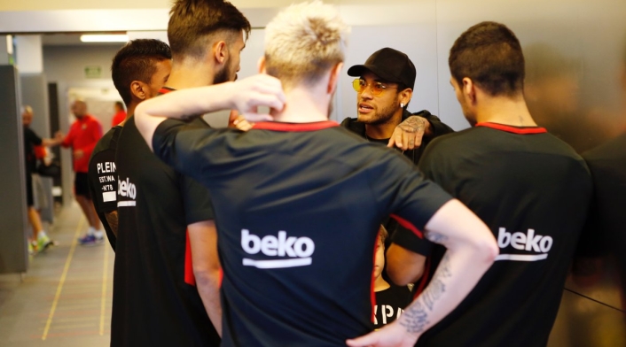NeymarVisitaaexcompañeros1.jpg