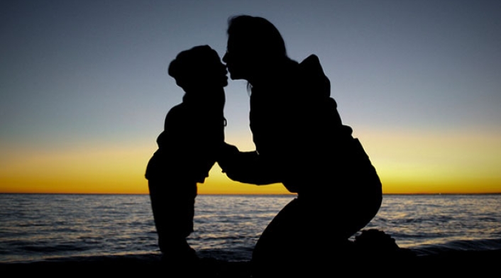Niño-y-madre-Ingimage.jpg