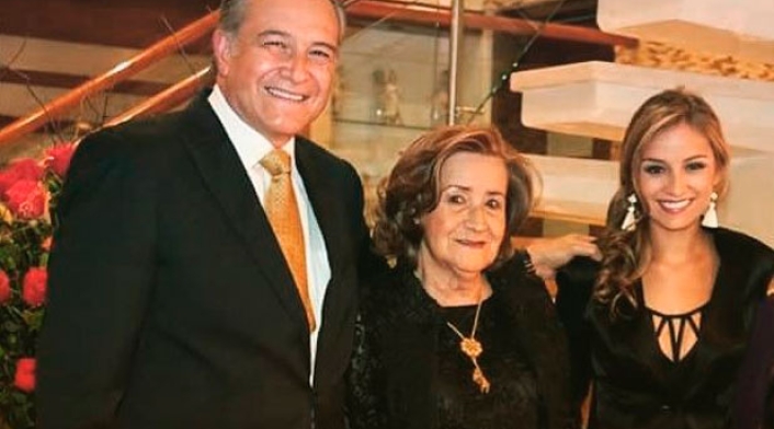 Oscar-Naranjo-con-su-mamá-e-hija-1.jpg