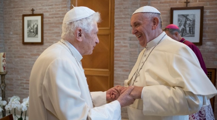 Papa-Francisco-y-Benedicto-XVI-LAFM-AFP.jpg