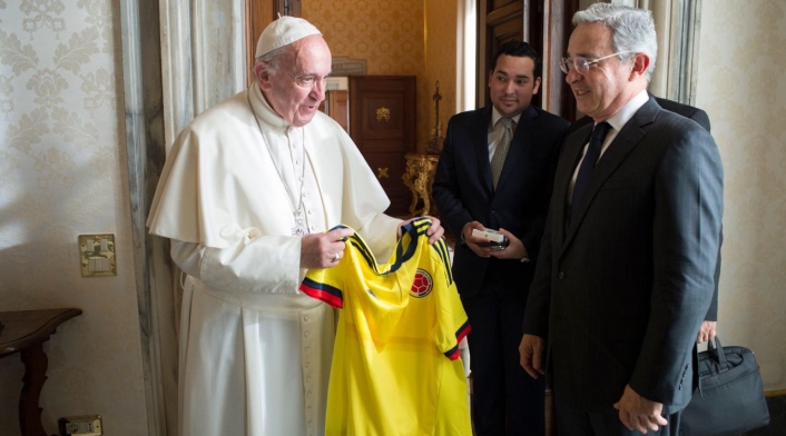 PapaFranciscocamisetaSeleccionColombia2.jpg