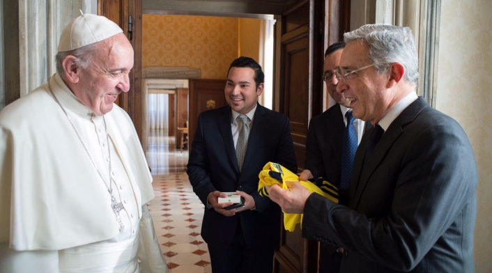 PapaFranciscocamisetaSeleccionColombia3.jpg