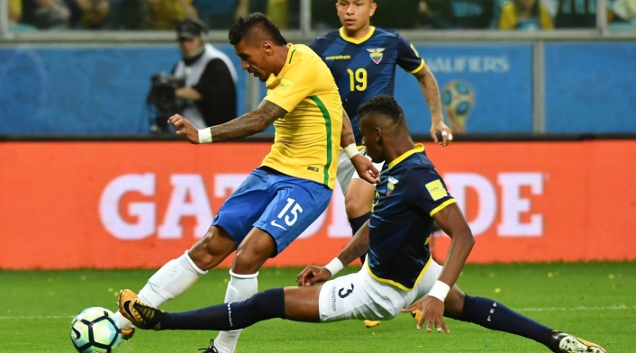 PaulinhoBrasilEcuadorOficialFIFA1.jpg