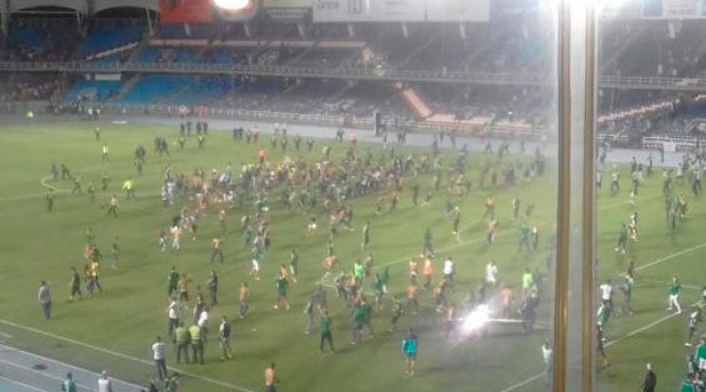 Pelea-barras-en-Cali-Colprensa.jpg