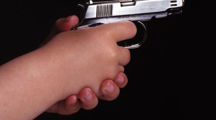 Hombre empuñando un revolver Hombre empuñando un revolver
