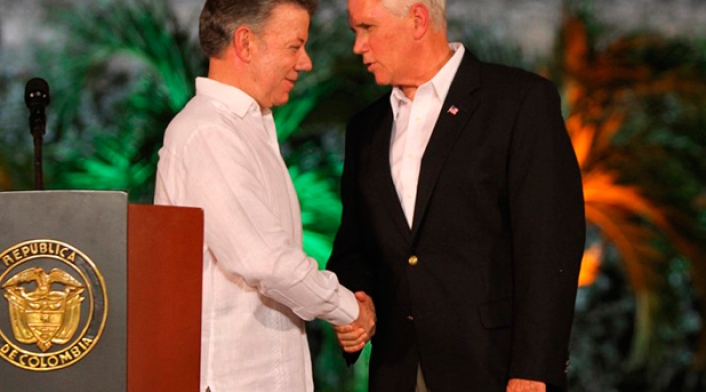 SantosyMikePenceAFP.jpg