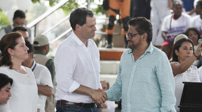 Sergio-Jaramillo-alto-comisionado-para-la-paz-e-Iván-Márquez-Ex-guerrillero-Colprensa-Sofía-Toscano.jpg