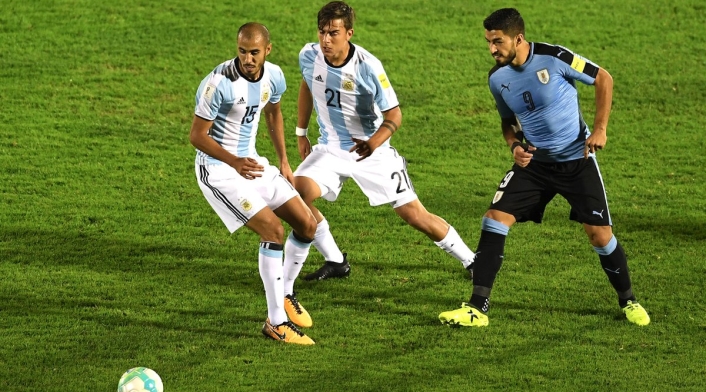 SuarezArgentinaUruguayOficialFIFA.jpg