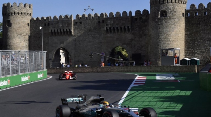 VettelHamiltonF1AFPlafm1.jpg