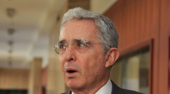 alvarouribe1.jpg