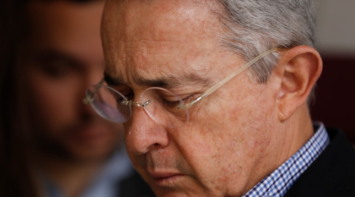 alvarouribevelezcolprensa.jpg