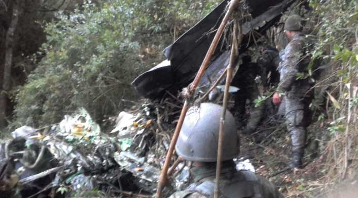 avionetafacatativaaccidente1bombero1.jpg