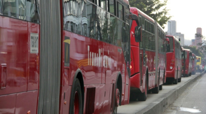 Buses de Transmilenio en un trancón Buses de Transmilenio en un trancón