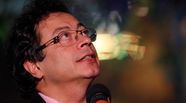 gustavopetrocolprensalafm.jpg