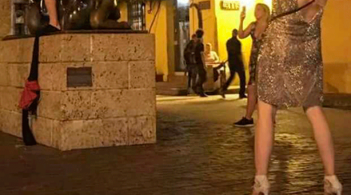 turista-desnudo.png