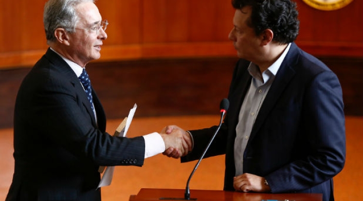uribeyhollmanmorriscolprensa-1.jpg