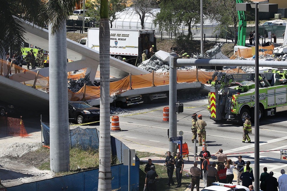 us-multiple-fatalities-reported-after-collapse-of-pedestrian-bri_17620802.jpg