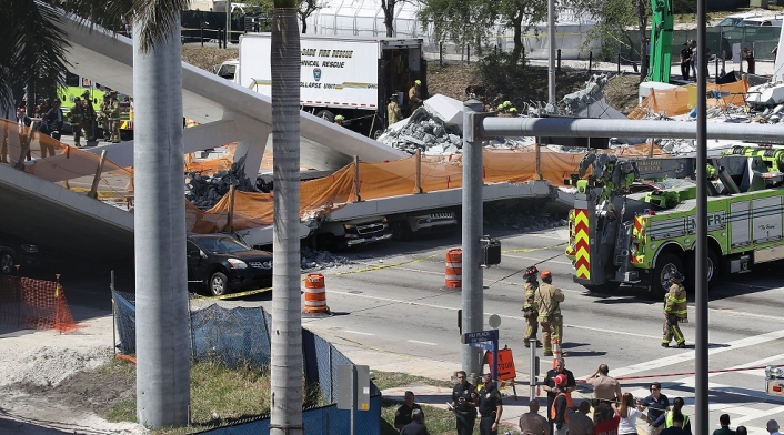 us-multiple-fatalities-reported-after-collapse-of-pedestrian-bri_176208021.jpg