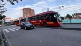 Investigan caída de maquinaria amarilla sobre articulado de TransMilenio en Bogotá. Cuatro personas lesionadas en accidente en la Avenida NQS. Protocolos de seguridad activados.