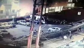 Captura de pantalla de un video de cámara de seguridad que capta el incendio provocado por un amotinamiento en la estación de Policía de Funza, Cundinamarca.