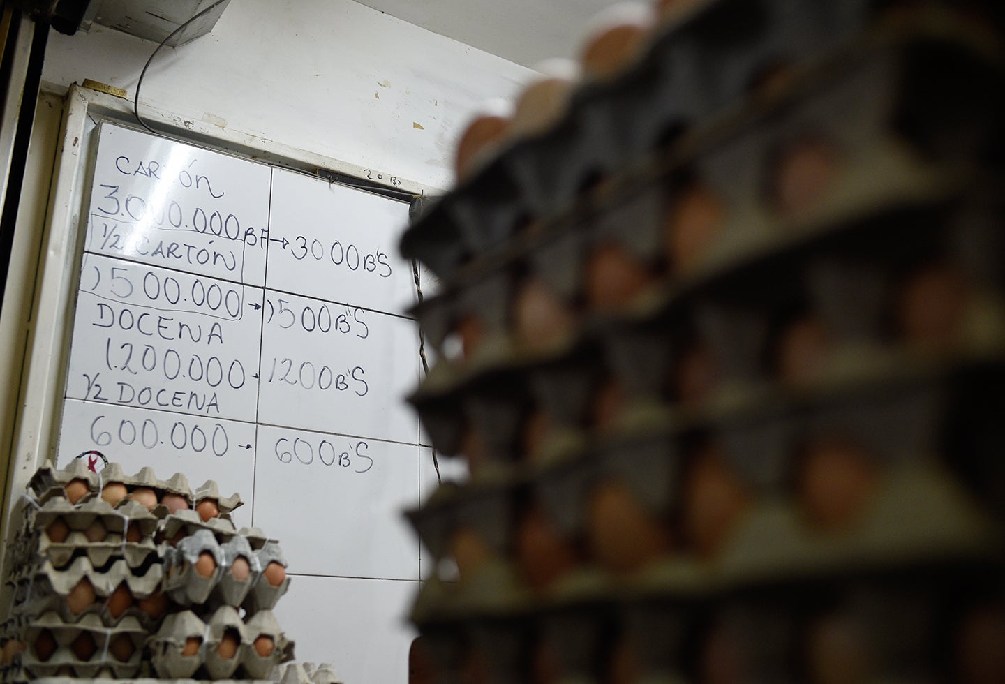 Una caja de cartón de huevos puesta en venta en un supermercado de Chacao, en Caracas