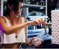 Bartender mujer, sirviendo un trago- imagen de referencia