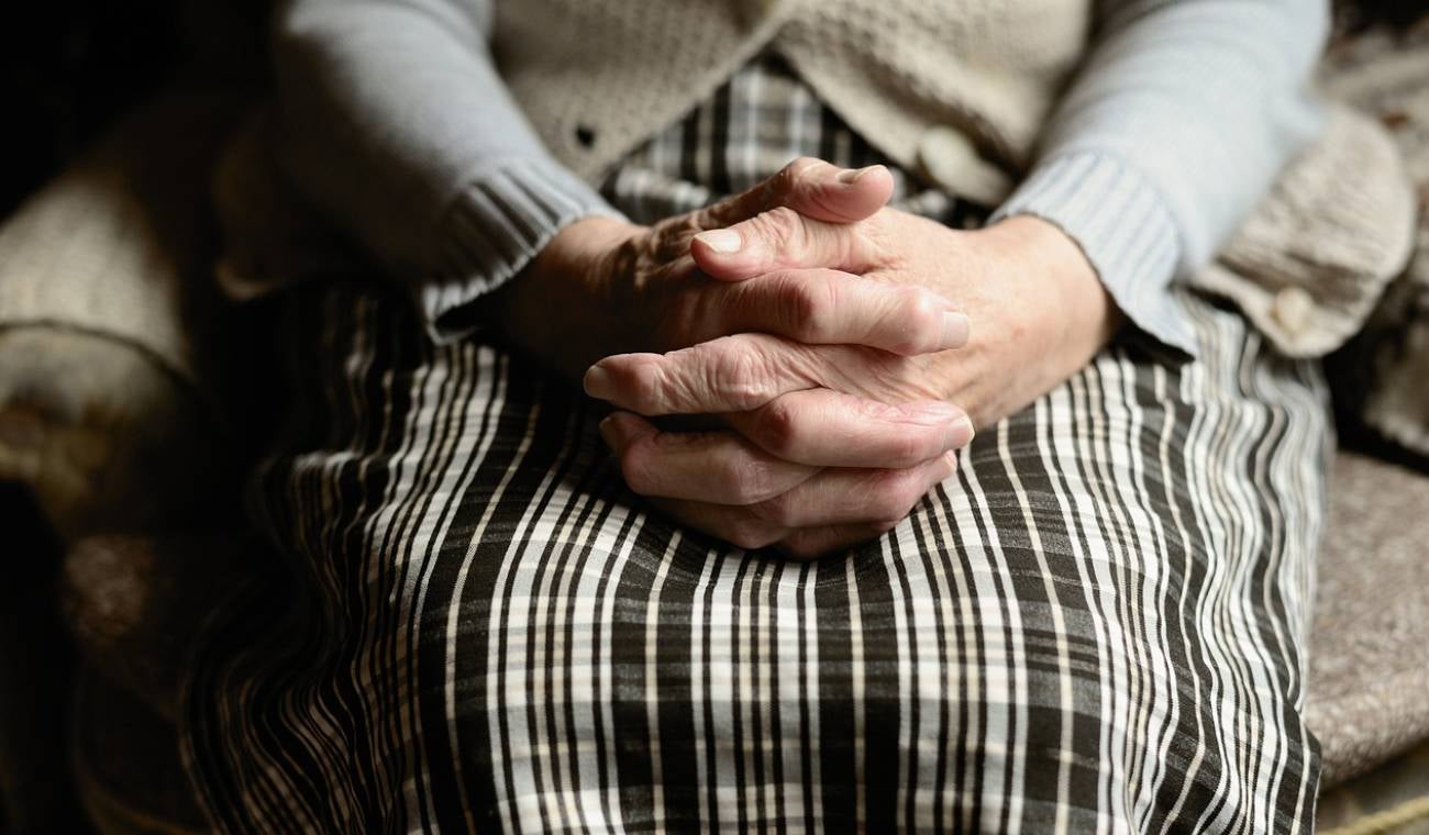 Joven descubre que su novia de la tercera edad no posee pensión y sus intensiones se desvanecen imagen de la publicación