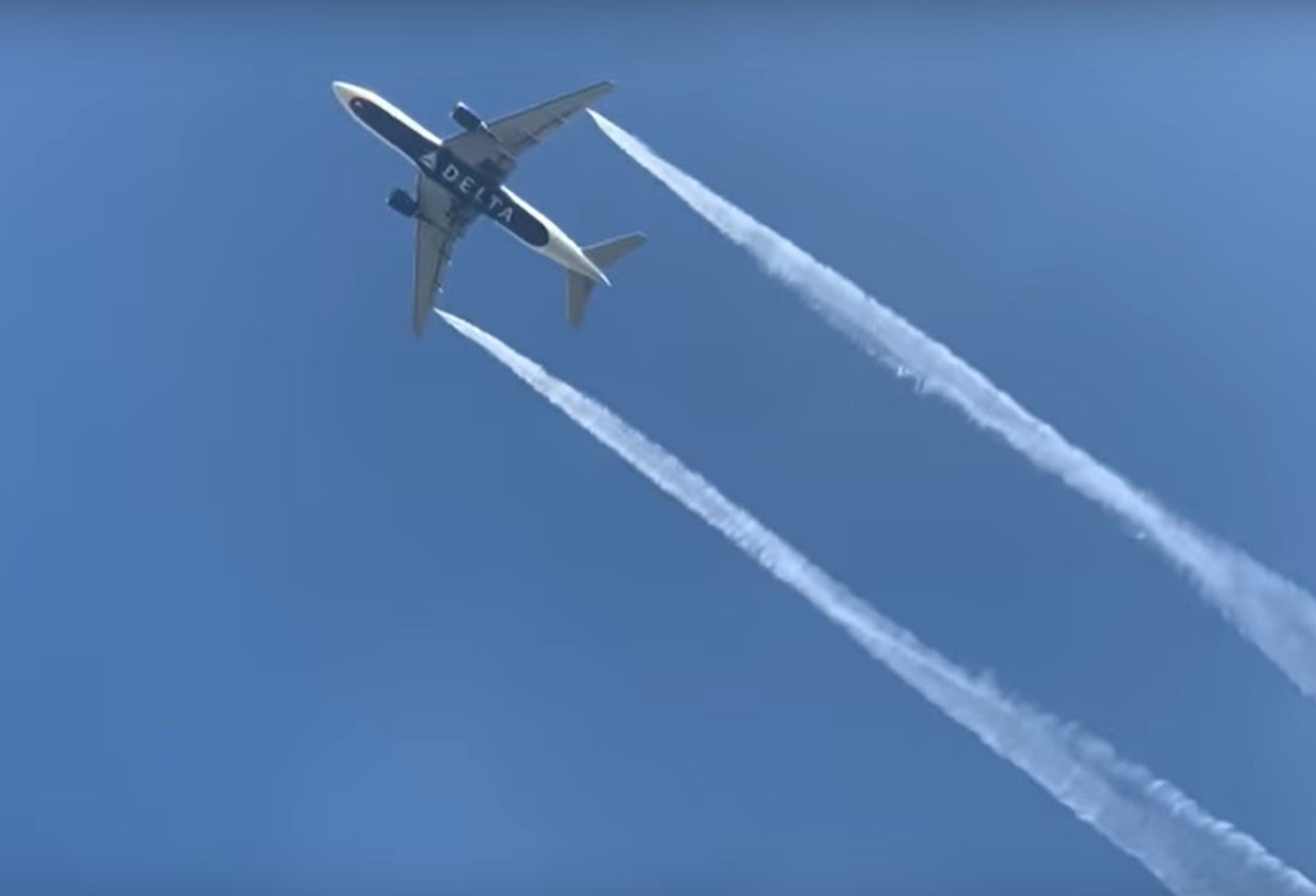 Самолет химтрейл. Кончается топливо в самолете. Воздушный самолет. Самолёт скидывает топливо при посадке. Самолет сбрасывает топливо перед посадкой.