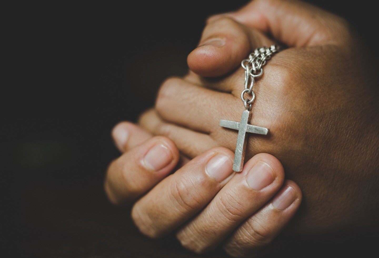 Крест на человеке что это. Человек с крестиком. Крест на человеке что это. Крест на запястье. Крест на человеке что это.