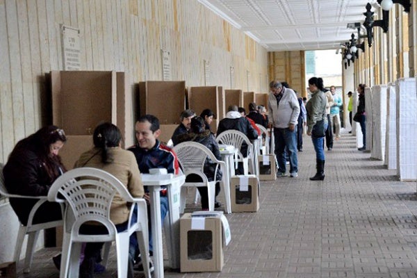 Colombianos ejerciendo su derecho al voto