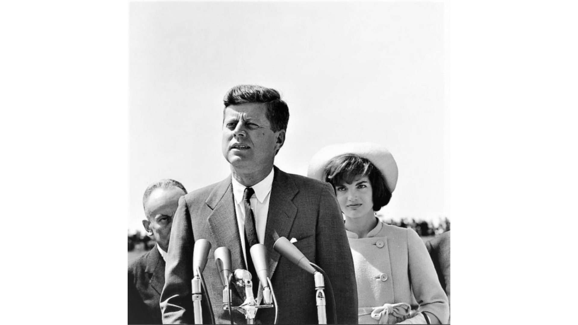 John F. Kennedy saluda a los asistentes durante el banquete en el Palacio de San Carlos en Bogotá, 1961.