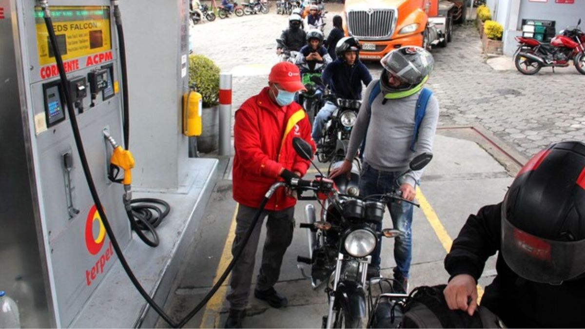 Con el nuevo ajuste, el precio promedio de la gasolina pasó de 15.868 a 15.968 pesos por galón