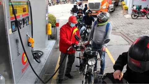 Con el nuevo ajuste, el precio promedio de la gasolina pasó de 15.868 a 15.968 pesos por galón