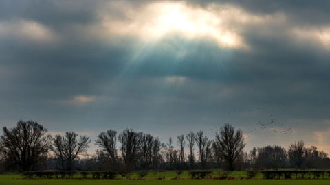 Según el Instituto de Hidrología, Meteorología y Estudios Ambientales (IDEAM), esta disminución se debe a varios factores meteorológicos que coinciden en la región