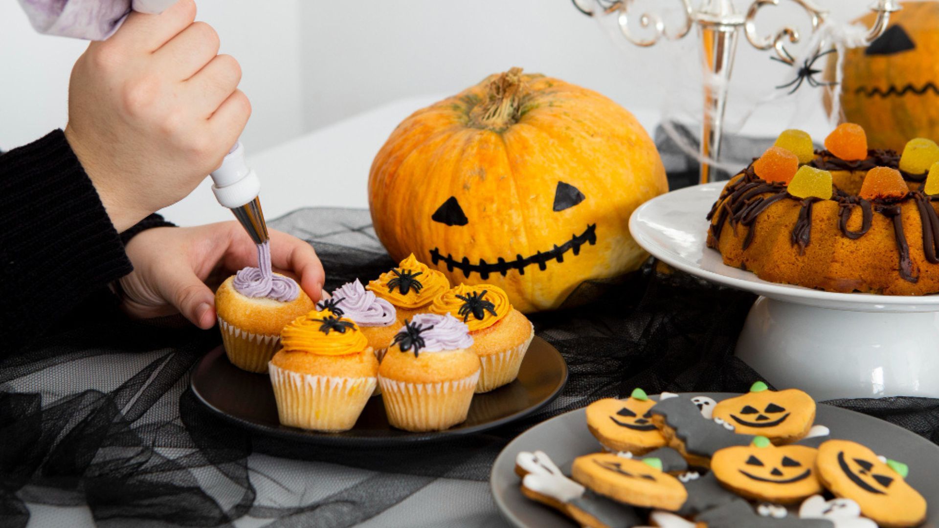 La celebración de Halloween tiene sus raíces en la antigua tradición celta del Samhain, una fecha que marcaba el fin de la cosecha y el comienzo del invierno.