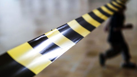 El caso está siendo analizado por los organismos judiciales, los cuales buscan determinar si el hecho está relacionado con disputas internas entre grupos asociados al comercio y control de esmeraldas.