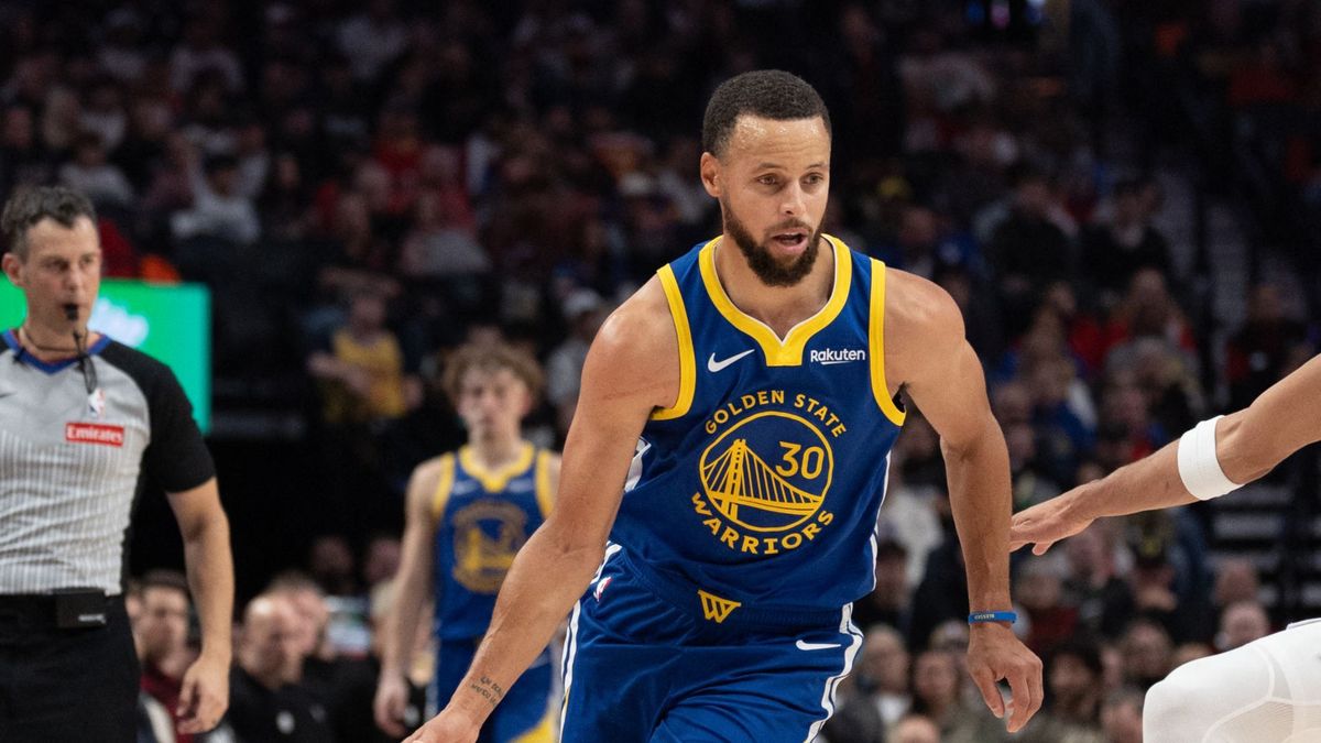 El jugador de los Golden State Warriors, Stephen Curry, lidera la clasificación con un salario de 59,6 millones de dólares