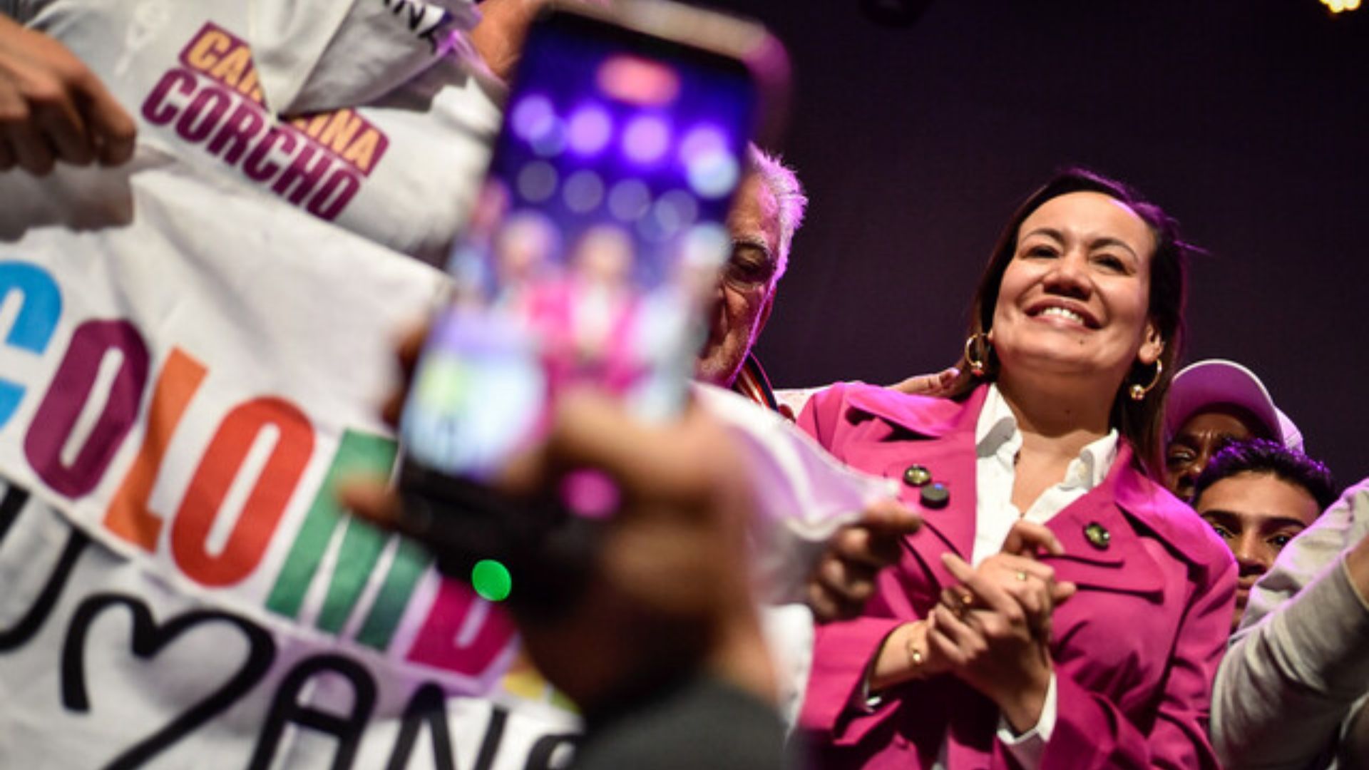 En su cierre de campaña antes de las elecciones, Corcho participó en un acto público en el que estuvo acompañada exclusivamente por lideresas de diferentes regiones y generaciones.