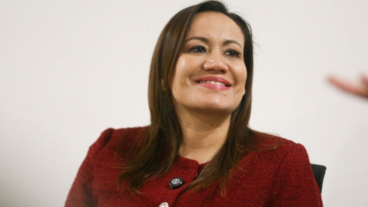 Sus raíces familiares han influido en su interés por los temas sociales y comunitarios, aspecto que ha mantenido presente en su carrera profesional y política.