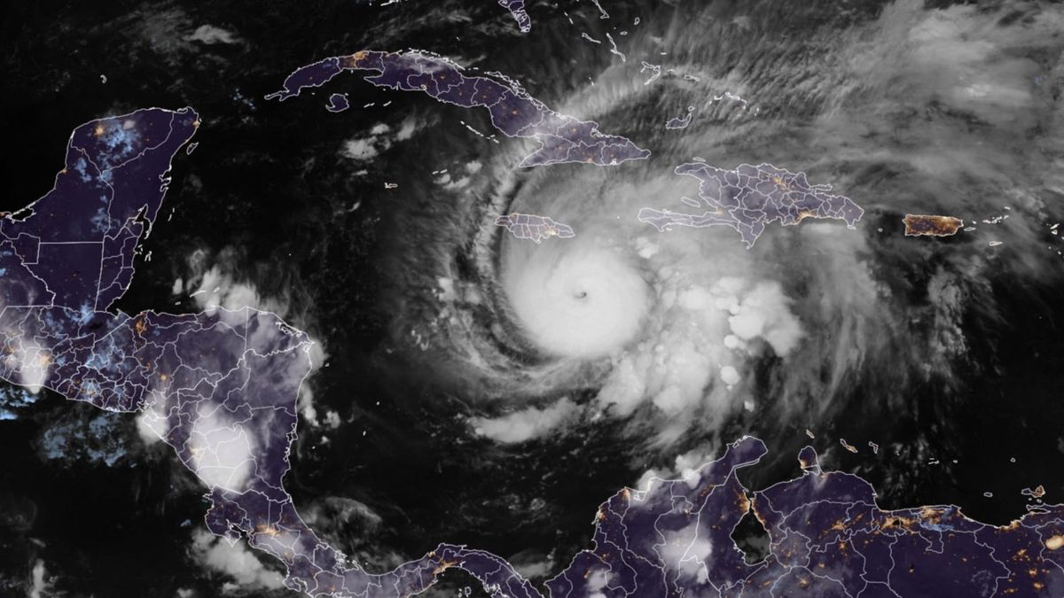 Melissa se encuentra actualmente a unos 200 kilómetros al suroeste de Jamaica y la velocidad máxima de sus vientos es de 280 kilómetros por hora