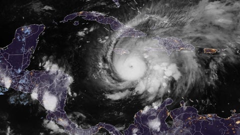 Melissa se encuentra actualmente a unos 200 kilómetros al suroeste de Jamaica y la velocidad máxima de sus vientos es de 280 kilómetros por hora