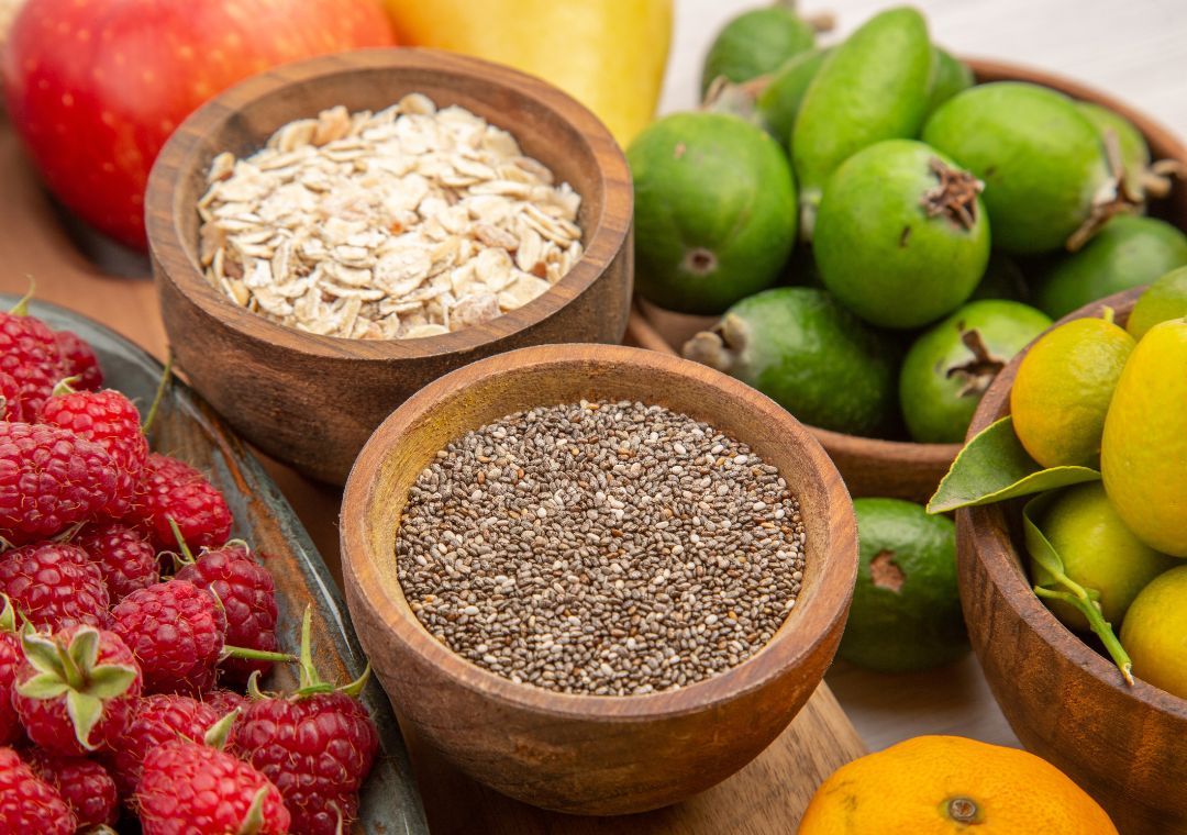 Consumir alimentos ricos en fibra como frutas, verduras y legumbres ayuda a prevenir el estreñimiento y favorece un tránsito intestinal regular.