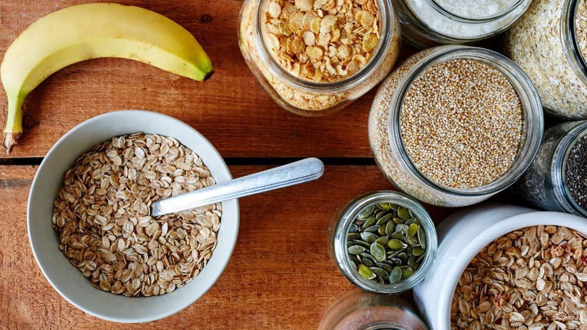 Consumir alimentos ricos en fibra como frutas, verduras y legumbres ayuda a prevenir el estreñimiento y favorece un tránsito intestinal regular.