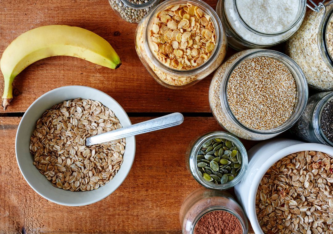 Consumir alimentos ricos en fibra como frutas, verduras y legumbres ayuda a prevenir el estreñimiento y favorece un tránsito intestinal regular.