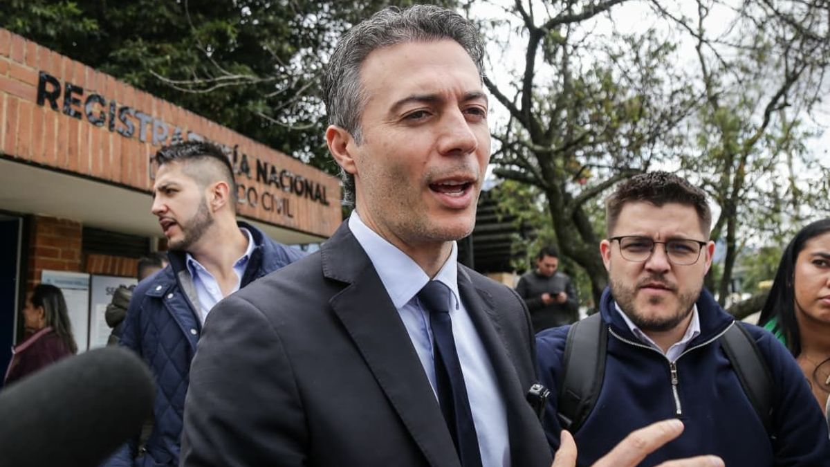 El exalcalde de Medellín Daniel Quintero en la entrada de la Registraduría, donde no pudo inscribir su candidatura presidencial.
