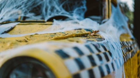 Los automóviles y motos no pueden ser cubiertos en su totalidad con disfraces.